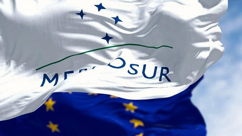 Imagem de bandeiras de Mercosul e União Europeia - Metrópoles