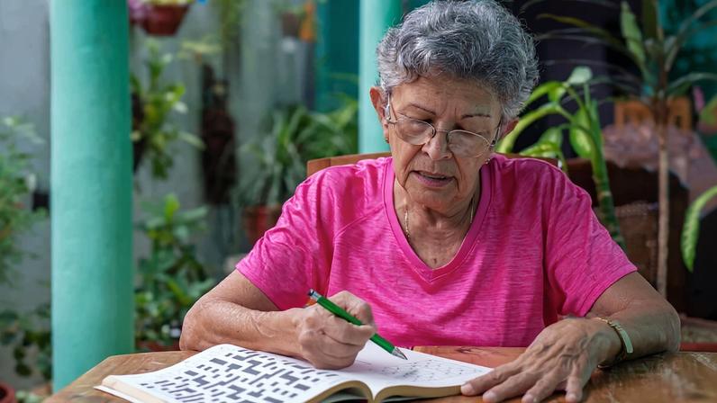 Estimulação cognitiva combina fatores essenciais que melhoram a saúde cerebral dos idosos