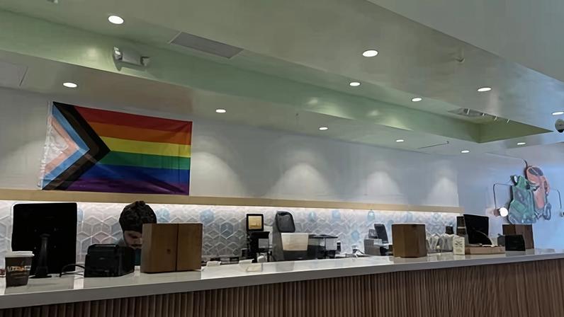 Cafeteria da Califórnia restaura política sobre bandeiras Pride após críticas