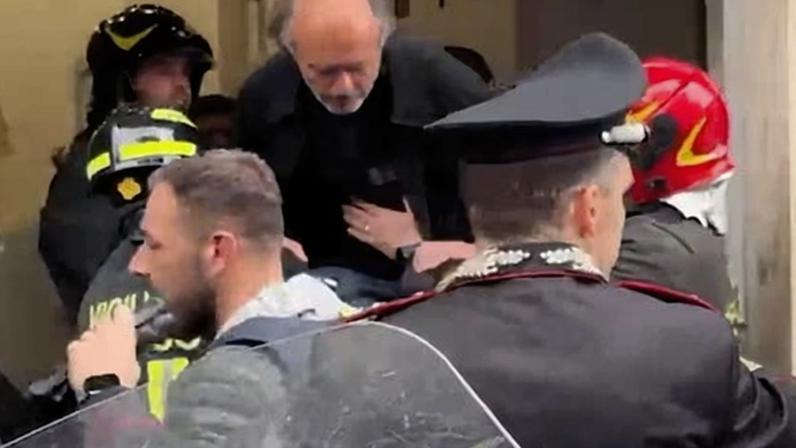 Bandidos armados mantêm 25 reféns em banco de Nápoles, fogem por fenda no piso