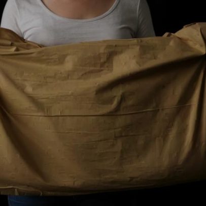 Travesseiro amarelado: quando lavar é suficiente e quando descartar