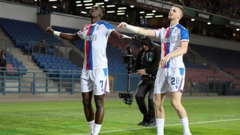 Jogadores de Shakhtar Donetsk e Crystal Palace em disputa de bola na semifinal da Liga Conferência –