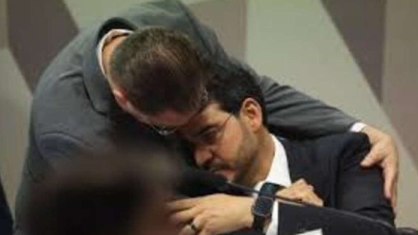 Sóstenes abraça Jorge Messias durante sabatina no Senado