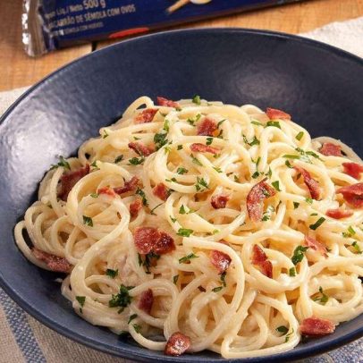 Feriado prático: espaguete com parmesão e calabresa fica pronto em minutos