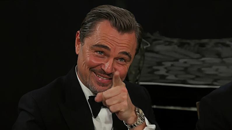 Leonardo DiCaprio reage a piada feita por Nikki Glaser durante o Globo de Ouro 2026