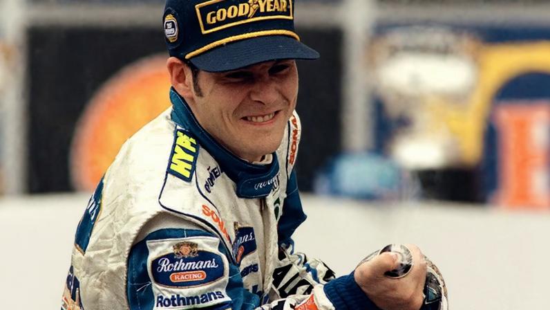 Jacques Villeneuve, da Williams, comemora a vitória com champanhe, no pódio de Interlagoso (SP), em 1997. (Foto Ormuzd Alves/Folhapress)