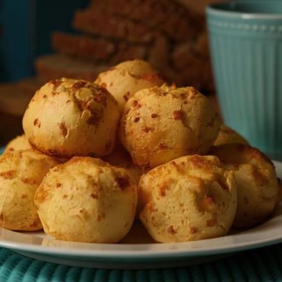 Pão de queijo de frigideira é solução rápida para matar a fome