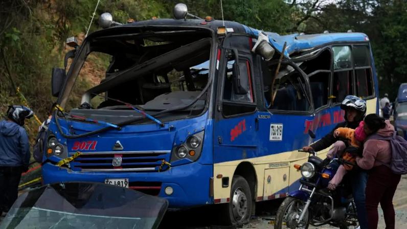 Um veículo danificado após um ataque a bomba que matou quase vinte pessoas na Rodovia Pan-Americana, no distrito de El Tunel, em Cajibio, Colômbia, em 26 de abril de 2026.