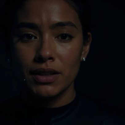 Bella Campos emociona-se com novo visual e foto mostra antes e depois