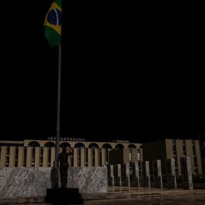 Cúpula militar preocupa com risco de vitória de Flávio Bolsonaro sobre Lula