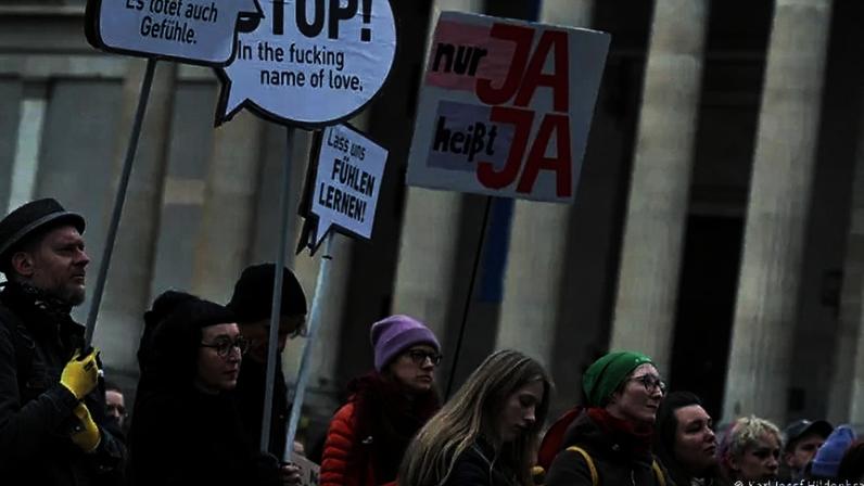 Manifestante levanta placa que diz "Só sim é sim" na Alemanha, onde se adota definição "Não é não"