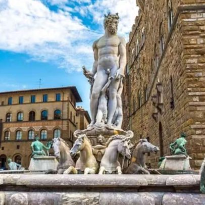 Turista multado em quase R$ 30 mil por tocar estátua histórica em Florença