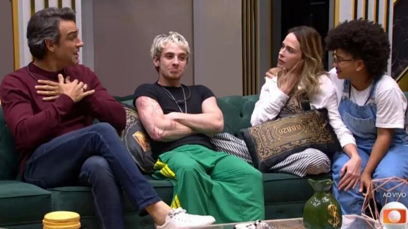 Tadeu Schmidt na casa do BBB 26 com os finalistas Ana Paula, Juliano e Milena, no penúltimo programa da edição.