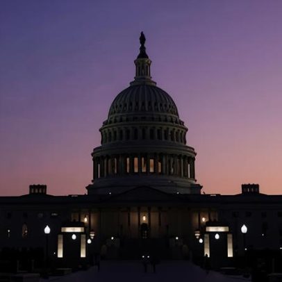 Congresso dos EUA aprova renovação de poderes de espionagem sem mandado