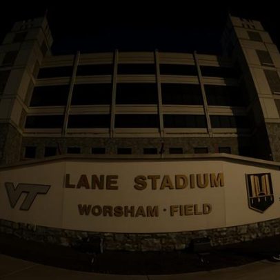Paraquedista é resgatado após colidir com placar antes do jogo de primavera da Virginia Tech