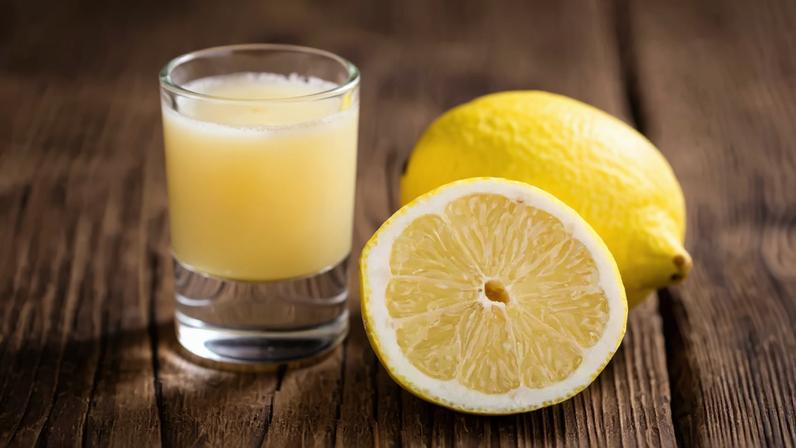 Shot matinal de limão: por que é preciso tomar cuidado com o hábito