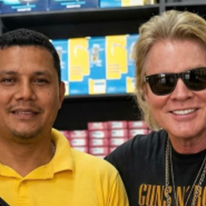 Funcionário finge visita de Axl Rose à loja no Maranhão