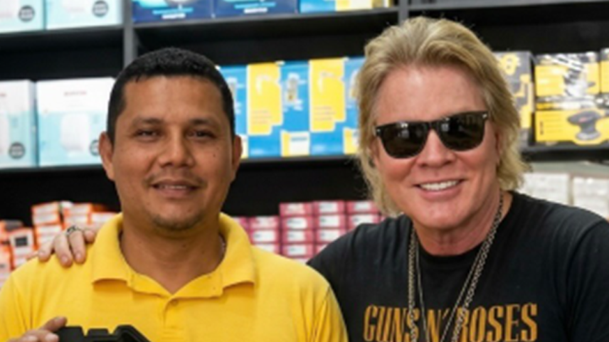 Funcionário trolla chefe dizendo que Axl Rose visitou sua loja no Maranhão