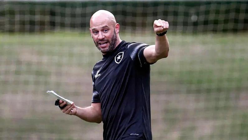 Franclim Carvalho começa no Botafogo com 10 atletas remanescentes de 2024