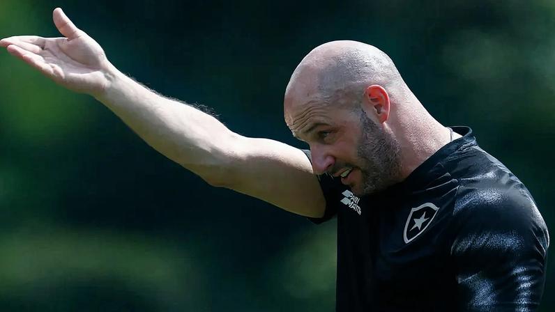 Franclim Carvalho assume como novo técnico do Botafogo