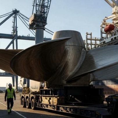 Hélice de 100 t gira o maior cargueiro do mundo a 1 rotação por segundo