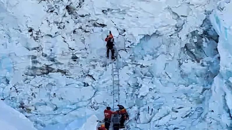 Caminho liberado para alpinistas do Everest após enorme bloco de gelo