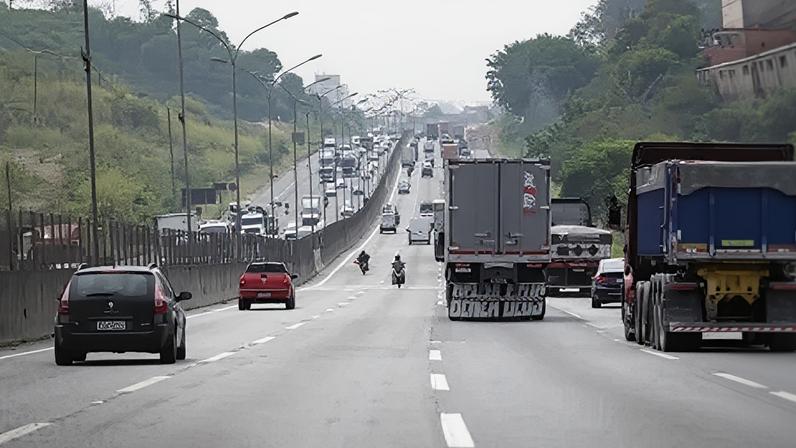 Concessionárias estimas mais de 16 milhões de carros em circulação nas rodovias no feriado de páscoa em SP.
