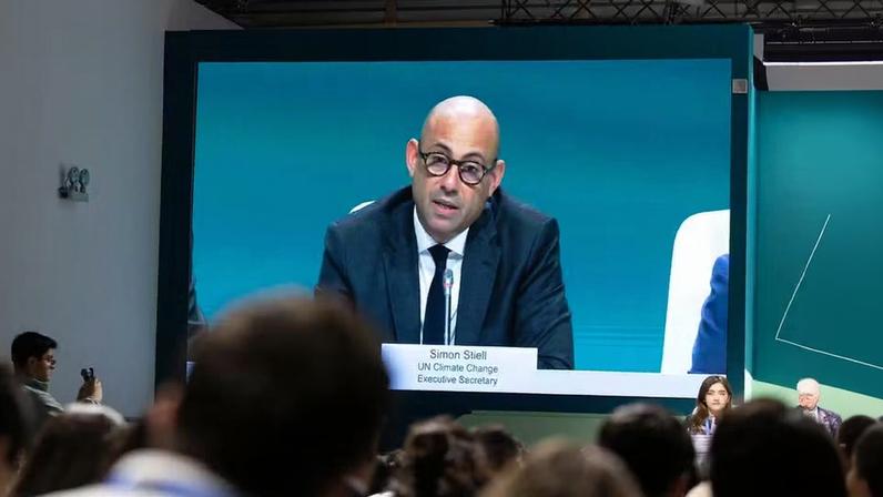 Simon Stiell, secretário-executivo de Mudanças Climáticas da ONU, em coletiva de imprensa na COP29