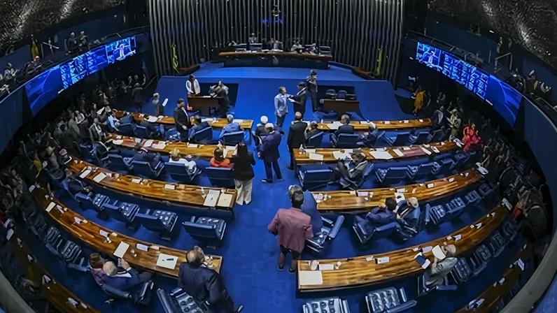 Plenário do Senado Federal durante sessão deliberativa ordinária. Na pauta, Proposta de Emenda à Constituição (PEC) 3/2020, que atribui somente à União a tarefa de legislar sobre defesa cibernética e segurança cibernética, transporte de valores e segurança das instituições financeiras. Mesa: presidente do Senado Federal, senador Rodrigo Pacheco (PSD-MG); secretário-geral da Mesa do Senado Federal, Gustavo A. Sabóia Vieira; senador Chico Rodrigues (PSB-RR). Foto: Andressa Anholete/Agência Senado