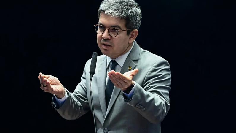 O senador Randolfe Rodrigues (PT-AP), líder do governo no Congresso, durante sessão - 19/12/2024 (Andressa Anholete/Agência Senado/Divulgação)
