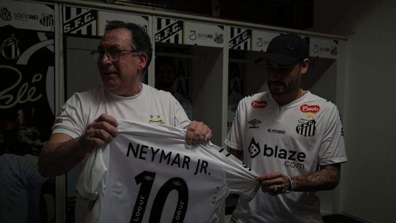 Presidente Marcelo Teixeira e Neymar no vestiário da Vila Belmiro — Foto: Raul Baretta/Santos