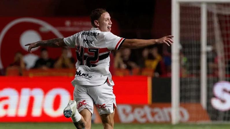 Maik lateral São Paulo