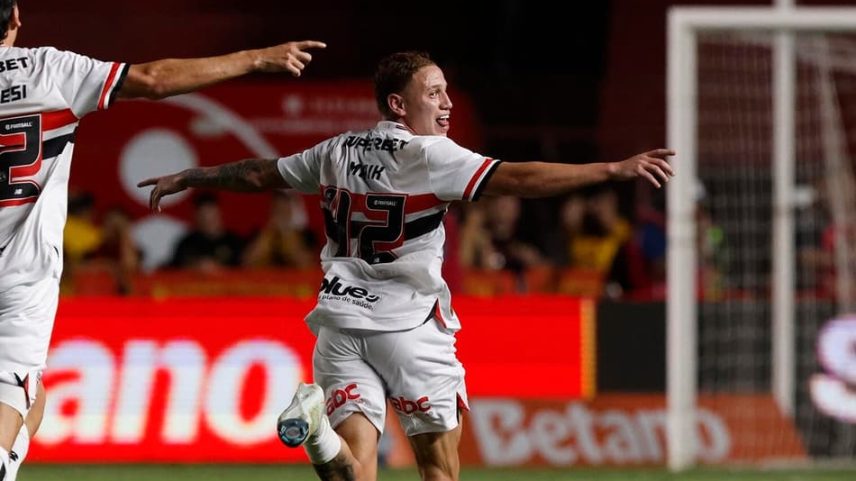 Maik começou a ganhar espaço no profissional no último ano (Foto: Rubens Chiri / São Paulo FC)
