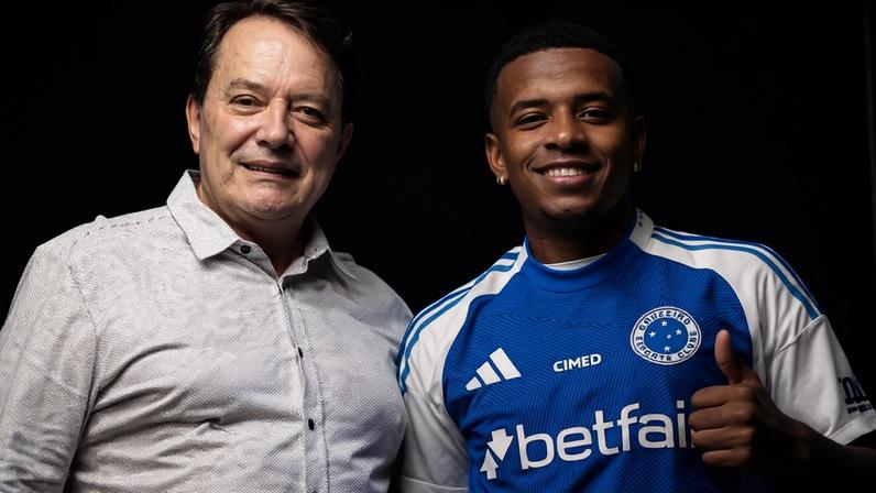 Atacante Keny Arroyo com o dono da SAF do Cruzeiro , Pedro Lourenço (Foto: Divulgação/Cruzeiro)