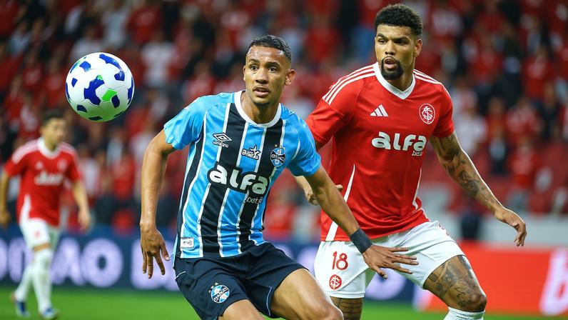 Dupla Gre-Nal exibiu a Alfa Bet como patrocinadora máster em 2025 — Foto: Lucas Uebel/Grêmio