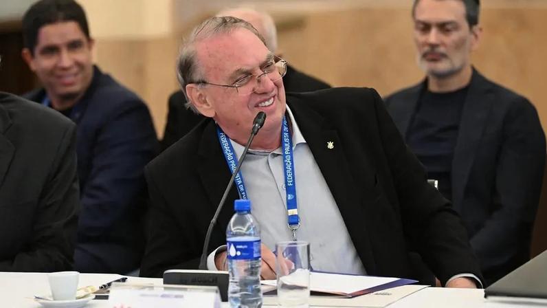 Conselheiros e sócios protocolam impeachment de Osmar Stabile no Corinthians