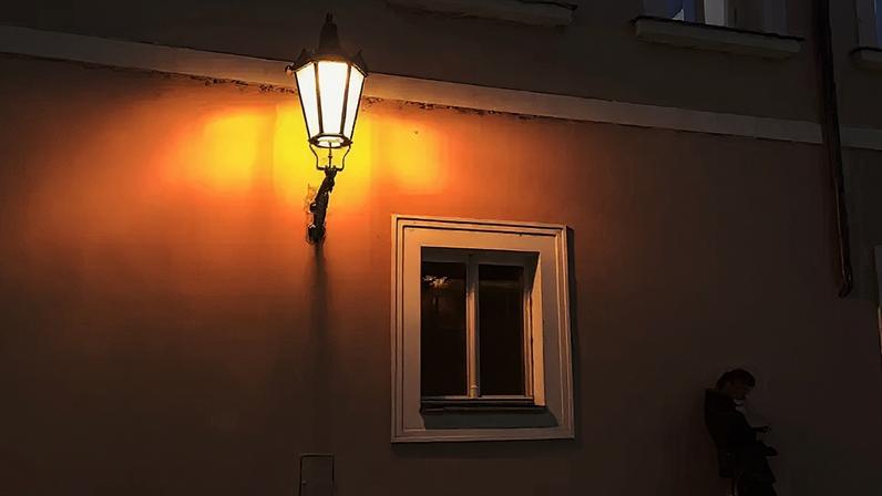 Entenda por que cidades europeias estão adotando iluminação vermelha nas ruas e como essa mudança ajuda a proteger morcegos