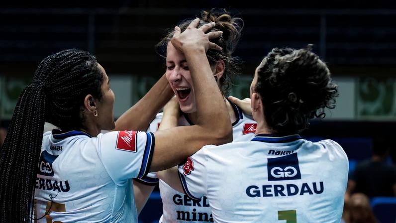 Polonesa Julia Nowicka e russa Mariia Khaletskaya entram em quadra neste domingo pela final da Superliga Feminina entre Minas e Praia Clube