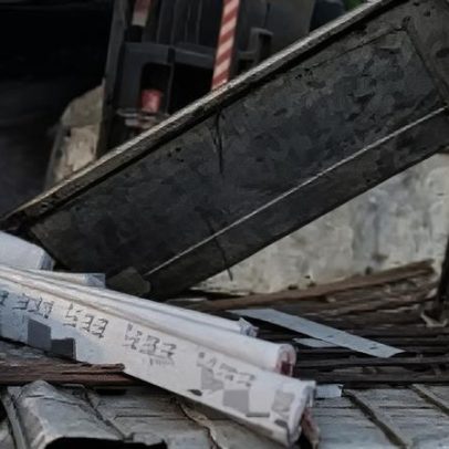 Caminhão com PVC tomba e bloqueia faixa da BR-101 no Recife