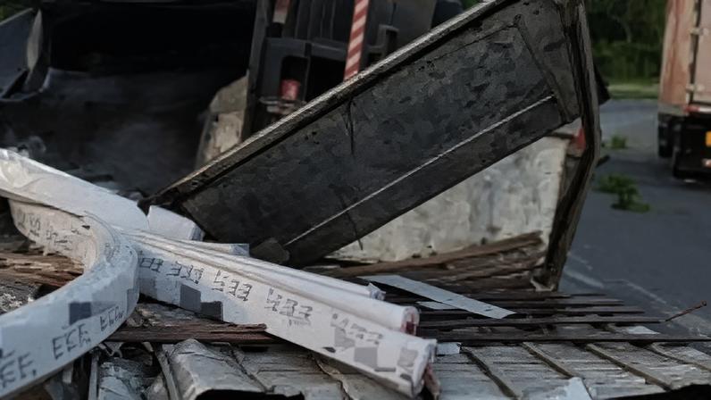 Caminhão carregado com PVC tomba na BR 101 em Paulista e bloqueia faixa da rodovia.