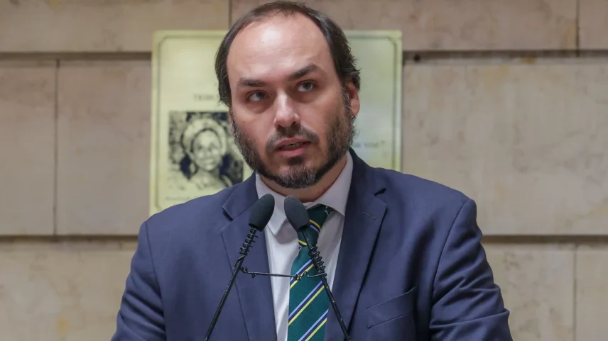 Carlos Bolsonaro diz que acionará executiva do PL contra filiados que não divulgam Flávio. (Foto: Luciola Villela/CMRJ)