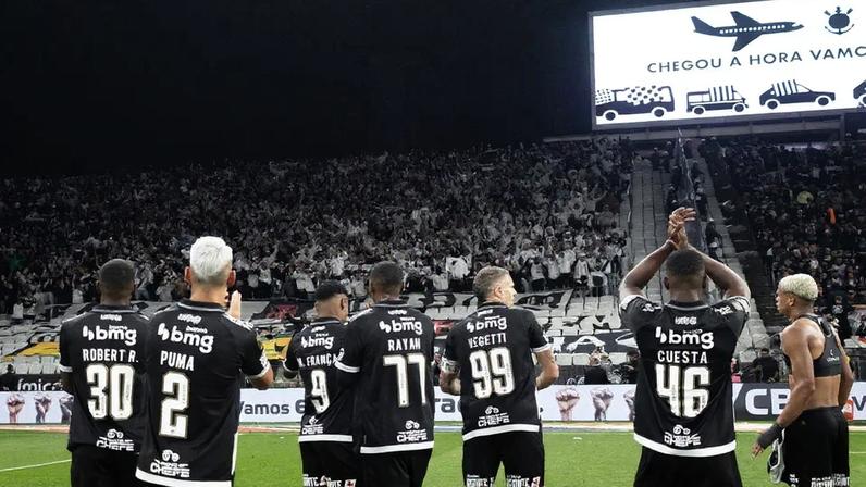Jogadores do Vasco agradecem ao apoio da torcida após o jogo de ida da final da Copa do Brasil de 2025 (Foto: Matheus Lima/Vasco)