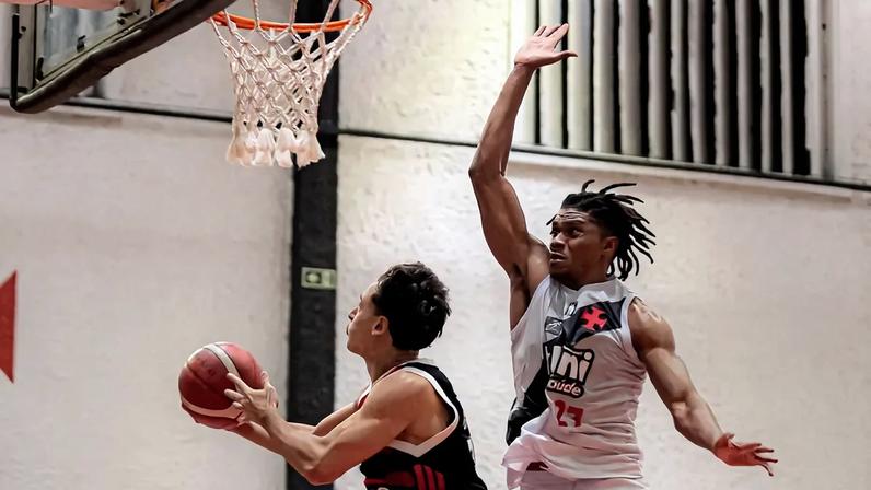Vasco e Flamengo em disputa no NBB (Foto: PaulaReis/Flamengo)