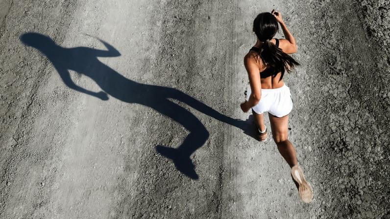Correndo sozinha, mas nunca desatenta: segurança também faz parte do treino (Foto: Canva)