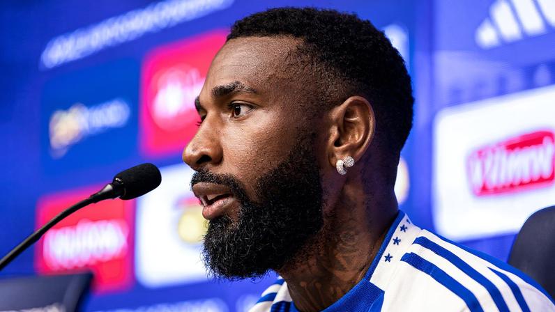 Gerson, do Cruzeiro, cumprimenta jogadores do Flamengo e não troca camisa