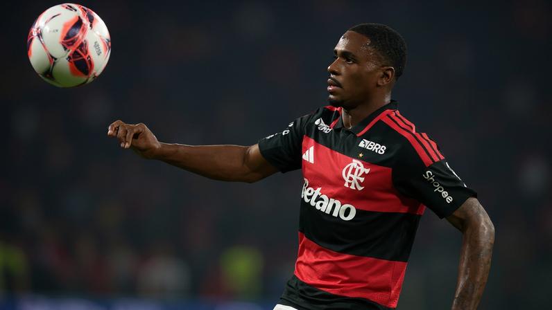 Evertton Araújo em ação pelo Flamengo — Foto: Gilvan de Souza/Flamengo