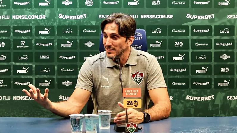 Zubeldía em entrevista coletiva pelo Fluminense (Foto: Lucas Merçon/ Fluminense FC)