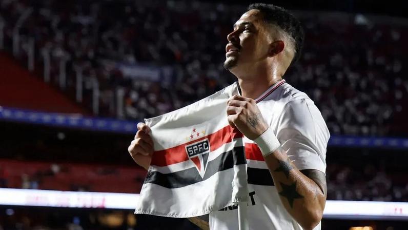 Luciano marcou novamente no final de semana (Foto: Rubens Chiri e Paulo Pinto/Saopaulofc.net)