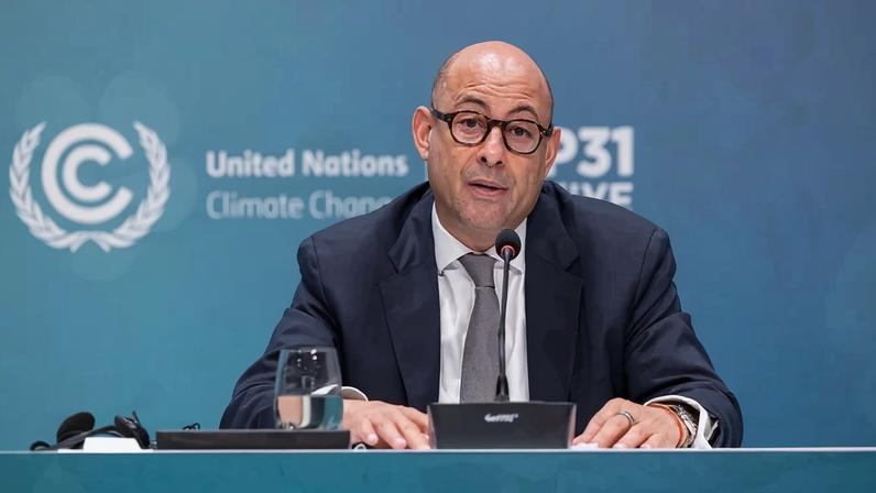 Simon Stiell, Secretário-executivo da ONU Mudanças climáticas: "Cooperação climática é fundamental para evitar ao mesmo tempo o aquecimento global e o caos econômico gerado pela dependência dos fósseis." (UNFCCC/Flickr)