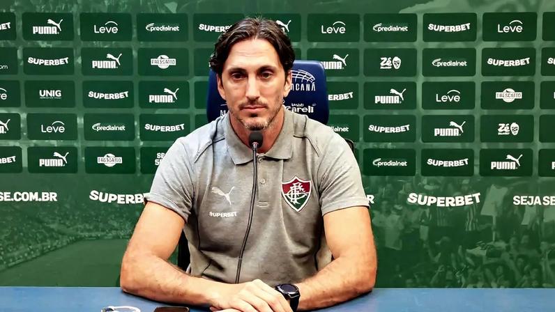 Zubeldía em entrevista coletiva (Foto: Marcelo Gonçalves/ Fluminense FC)